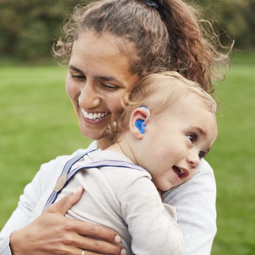 Oticon_Play_PX_Toddler_And_Mom_Hugging_ML_1324_300dpi_C_Oticon